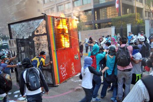 Guarimberos destruyen instalaciones del metro en Altamira