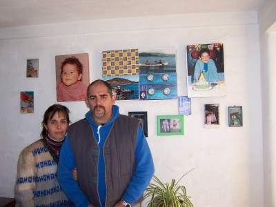 Mamá y Papá de David Moreno. En la pared las fotos de David