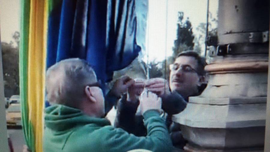 ¿Quienes son y a quienes representan estos lamebotas jurasicos, que fueron a sacar la bandera de la diversidad?