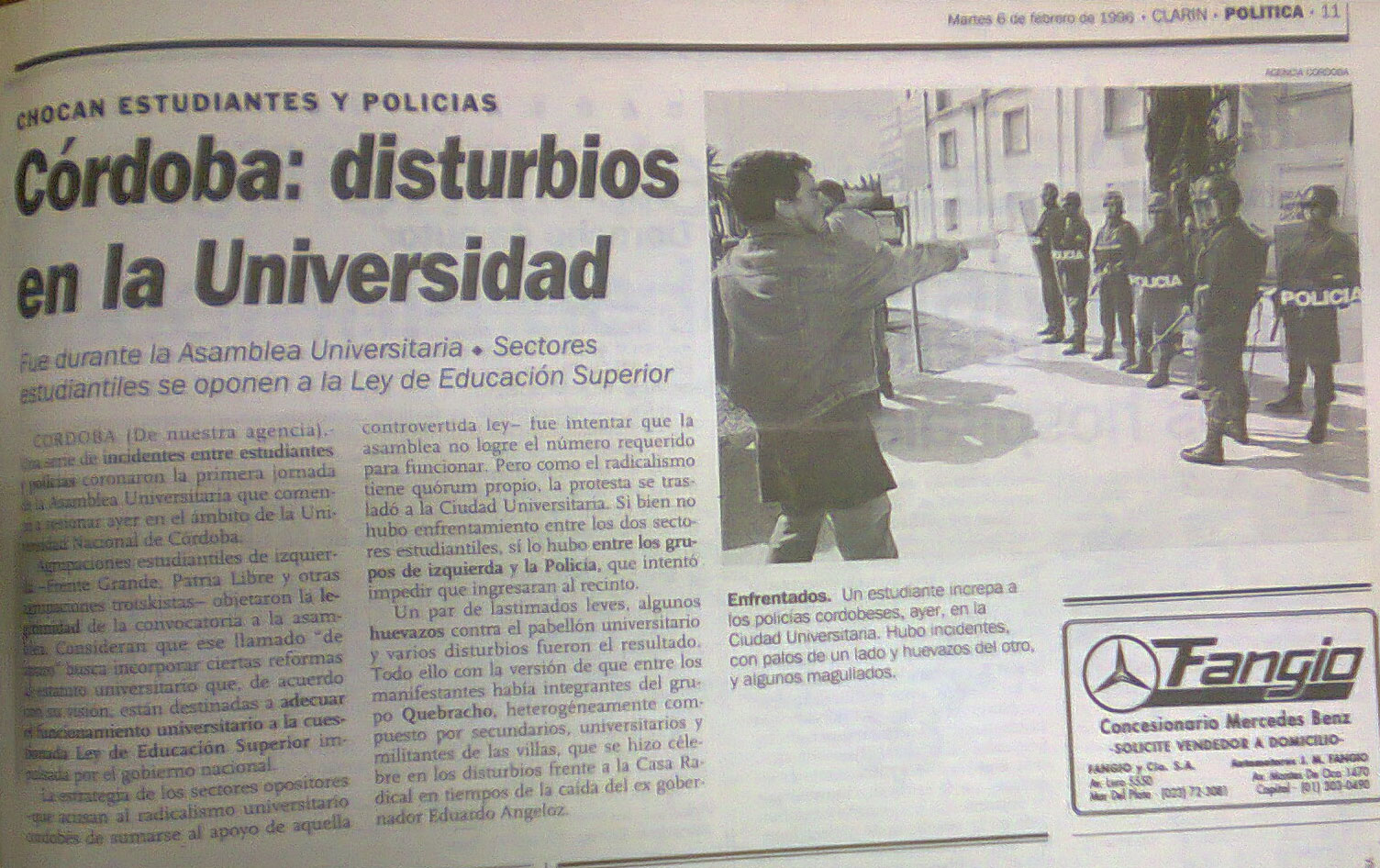Articulo de Clarin 6 de febrero de 1996. Foto en la puerta del Pabellón Argentina, el día de la asamblea universitaria