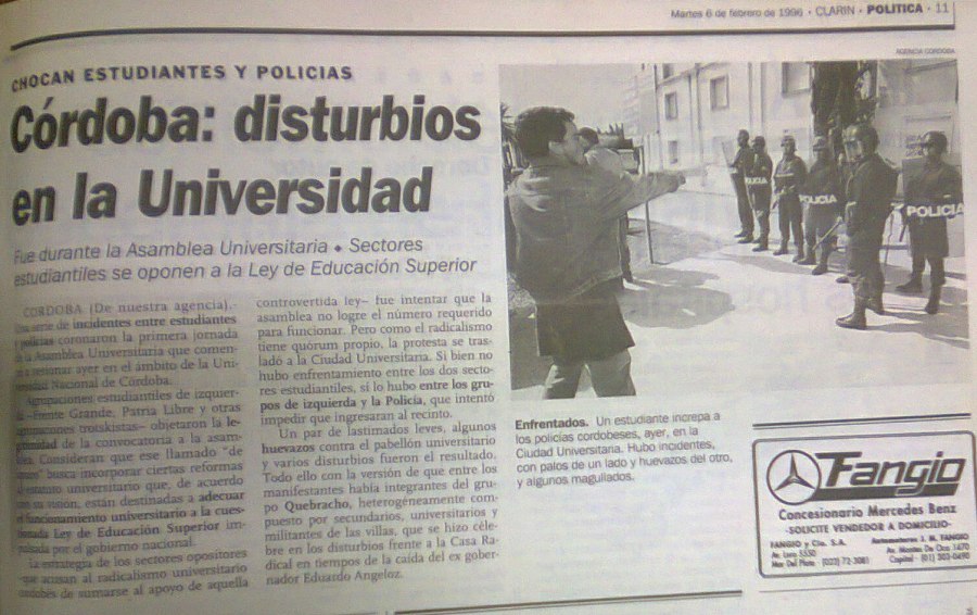 Articulo de Clarin 6 de febrero de 1996.
Foto en la puerta del Pabellón Argentina, el día de la asamblea universitaria