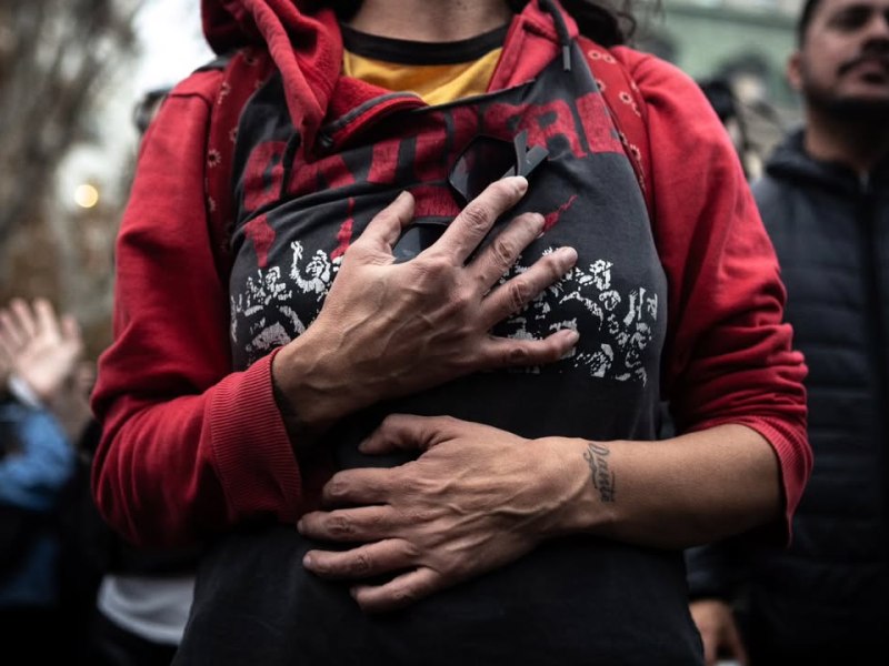 Identidades en la calle: el dolor, la resistencia y las banderas que quedan en pie